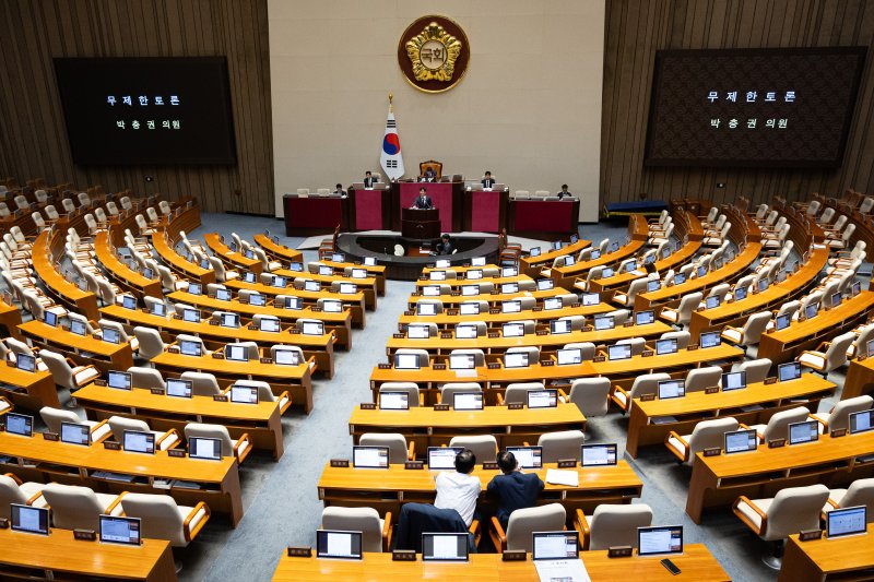 박충권 국민의힘 의원이 28일 서울 여의도 바카라사이트 소닉에서 열린 본회의에서 바카라사이트 소닉 개정안에 대한 필리버스터를 하고 있다. 뉴스1