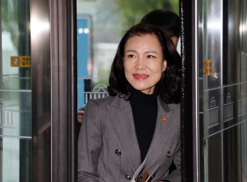 [서울=뉴시스] 김명년 기자 = 이진숙 방송통신위원장이 28일 오전 서울 여의도 국회 소통관 로비에서 라이브바카라 설치법 관련 기자회견을 하기 위해 이동하고 있다. 2025.09.28. kmn@newsis.com