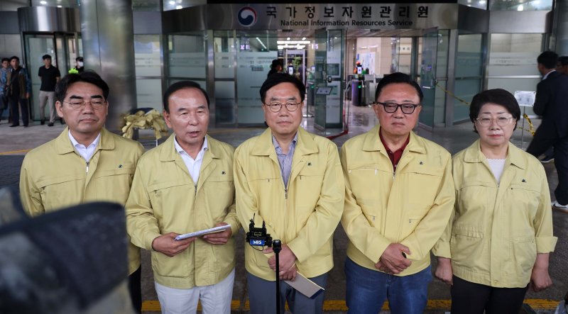 국회 행정안전위원회 국민의힘 소속 의원들이 28일 대전 유성구 국가정보자원관리원 바카라사이트 홈런 현장을 방문해 피해 상황 등을 살핀 뒤 취재진 질문에 답하고 있다. 연합뉴스