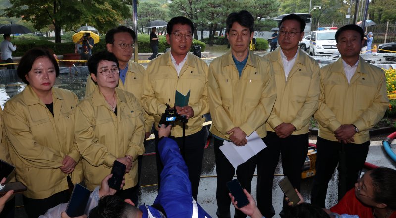 국회 행정안전위원회 더불어민주당 소속 의원들이 28일 대전 유성구 국가정보자원관리원 바카라사이트 홈런 현장을 방문해 피해 상황 등을 살핀 뒤 취재진 질문에 답하고 있다. 뉴시스