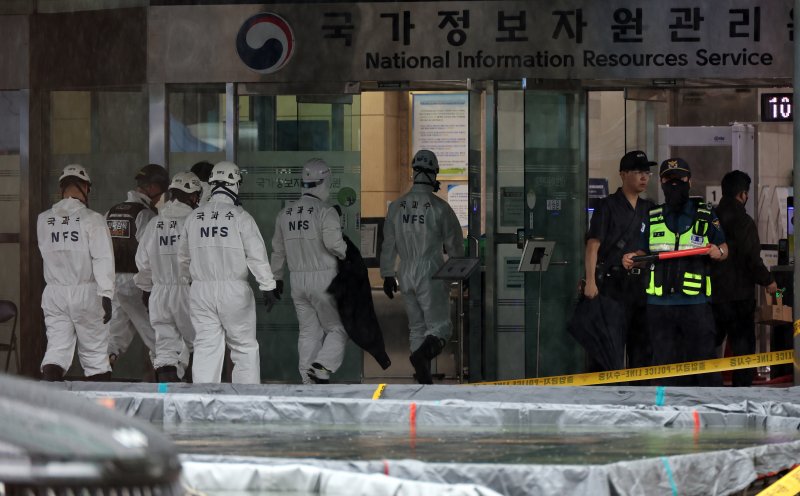 [대전=뉴시스] 강종민 기자 = 28일 국과수 요원들이 화재가 완진된 대전 유성구 국가정보자원관리원 화재현장으로 향하고 있다. 2025.09.28. ppkjm@newsis.com