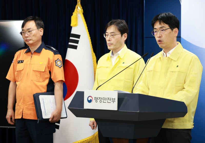 [서울=뉴시스] 이영환 기자 = 김민재 행정안전부 차관이 27일 오전 서울 종로구 정부서울청사에서 국가정보자원관리원 화재 관련 브리핑을 하고 있다. 2025.09.27. 20hwan@newsis.com