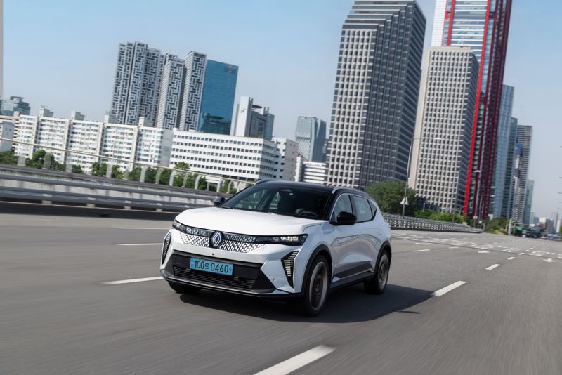 르노 세닉 E-Tech 100 Electric 주행 장면. 르노코리아 제공