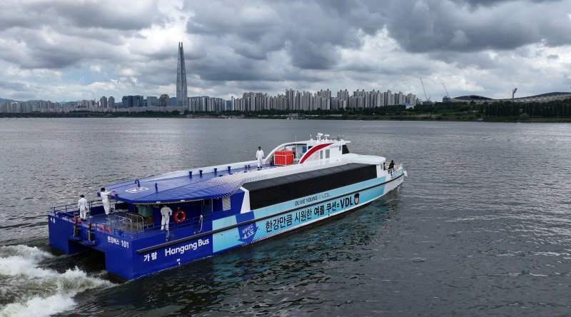 한강버스가 지난 7월 시범운항에서 서울 광진구 뚝섬 선착장을 떠나 송파구 잠실 선착장으로 이동하고 있다. 공동취재단 제공