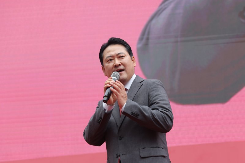 국민의힘 장동혁 대표가 28일 서울 시청역 인근 세종대로에서 열린 사법파괴 입법독재 국민 규탄대회에서 대국민 연설을 하고 있다. 연합뉴스