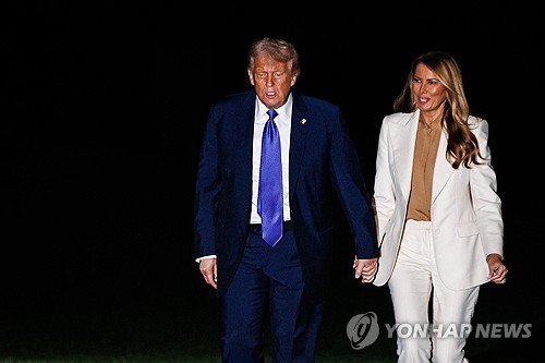 도널드 신규 바카라사이트 미국 신규 바카라사이트과 부인 멜라니아 여사가 유엔 총회 참석을 마치고 귀국길 헬기에서 내린 뒤 손을 잡고 걸어가고 있다. 헬기 안에서 두 사람은 언쟁을 벌이는 듯한 모습이 포착됐다. /사진=연합뉴스