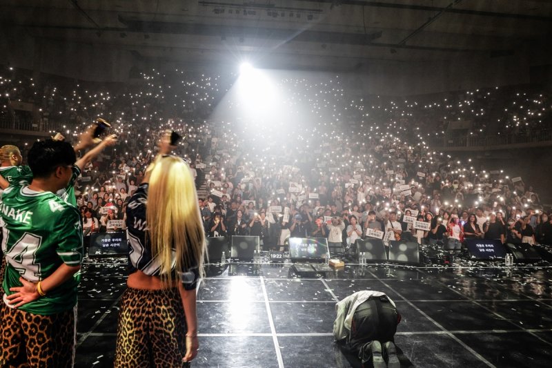 김건모, 6년 만의 컴백 무대서 관객에 '큰 절' (출처=연합뉴스)