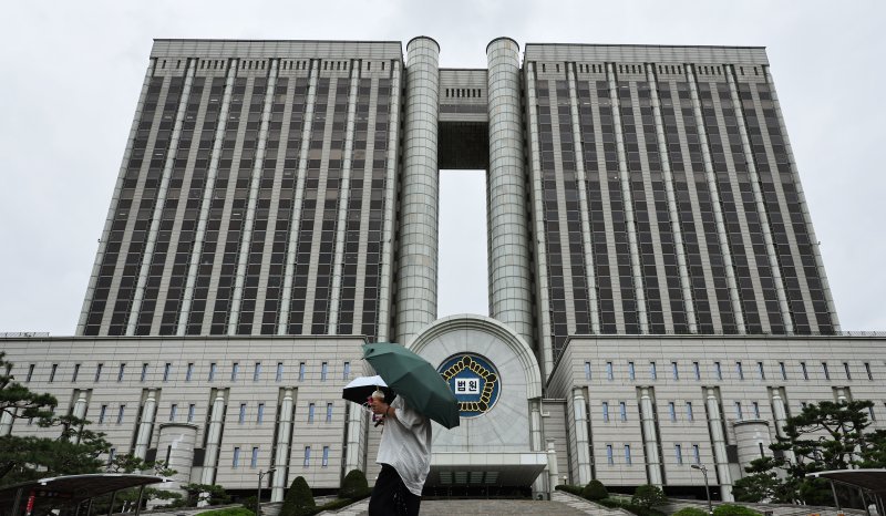 19일 서울 서초구 서울중앙지방법원의 모습. 윤석열 전 대통령은 이날 중앙지법에서 열린 ‘내란 우두머리 혐의’ 재판에 10회 연속 불출석했다. 2025.9.19/뉴스1 ⓒ News1 장수영 기자