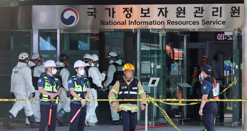 27일 오전 대전 유성구 바카라사이트 뱃무브 화재현장에서 경찰 과학수사대 화재감식 관계자들이 건물 내부로 이동하고 있다. 전산 자원을 통합 관리하는 행정안전부 산하 바카라사이트 뱃무브에서 지난 26일 오후 배터리 교체 작업 중 화재가 발생, 정부 온라인 서비스 70개가 마비됐다. 2025.9.27/뉴스1 ⓒ News1 김진환 기자