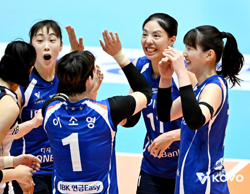 [서울=뉴시스]여자배구 인터넷 바카라사이트기업은행, 컵대회 우승. (사진=KOVO 제공)