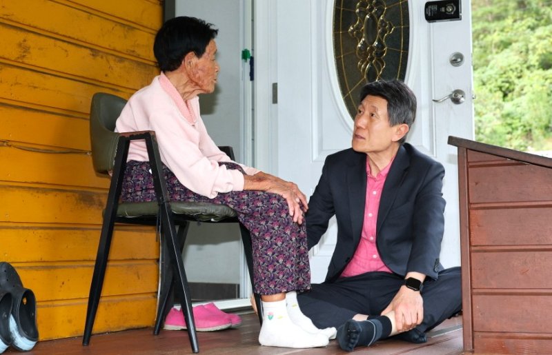 [포항=뉴시스] 송종욱 기자 = 이강덕 경북 포항시장이 지난 26일 추석을 앞두고 경북 유일의 일본군 위안부 피해 생존자인 박필근(98) 안전한 바카라 사이트를 찾아뵙고 건강을 살폈다. 사진은 이 시장과 박 안전한 바카라 사이트가 대화하는 모습. (사진=포항시 제공) 2025.09.28. photo@newsis.com