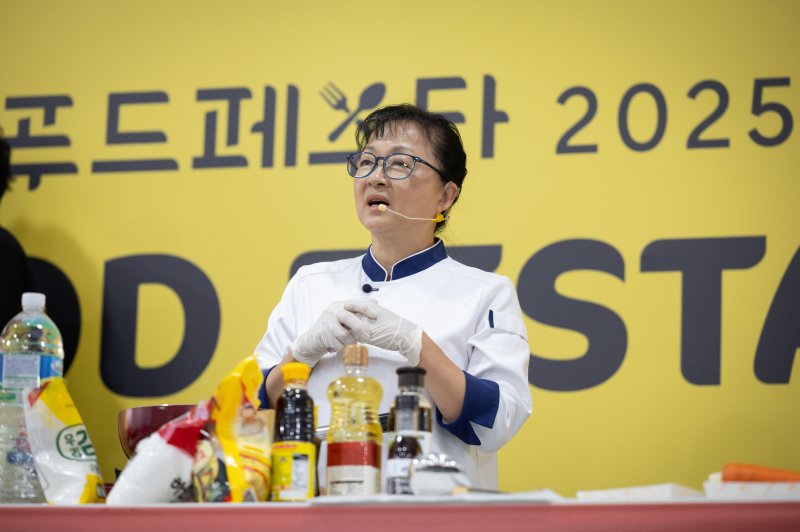 이미영 셰프가 'NS 푸드페스타 2025 in 바카라사이트 총판'에서 쿠킹쇼를 하고 있다.(바카라사이트 총판시 제공. 재판매 및 DB 금지)