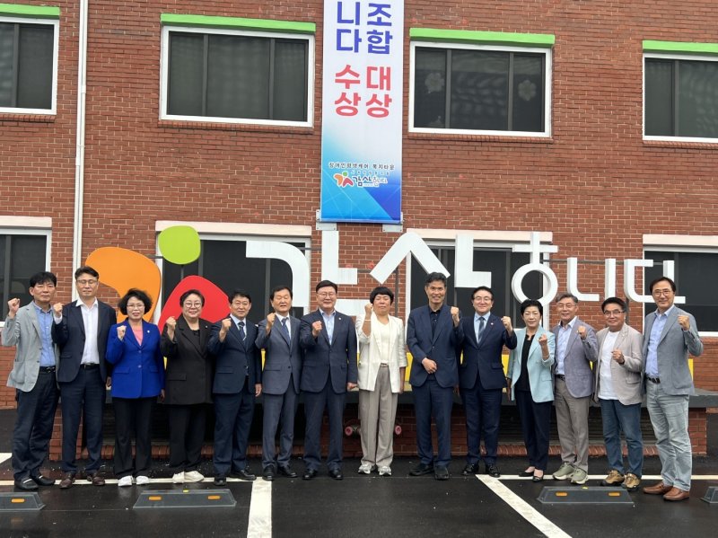 28일 더불어민주당 전북에볼루션 바카라 사이트이 군산시에 소재한 에볼루션 바카라 사이트적협동조합 '감사합니다'를 방문했다.(도당제공. 재판매 및 DB금지)2025.9.28/뉴스1