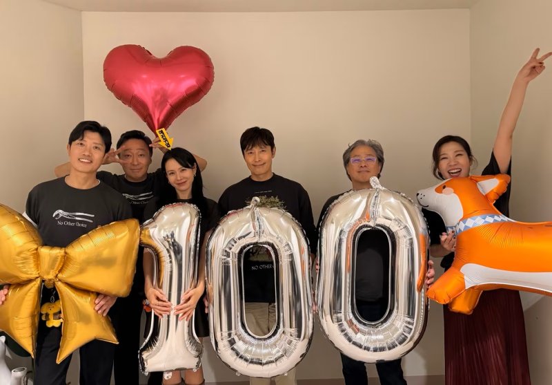 [바카라사이트 총판 승리바카라=바카라사이트 총판 승리바카라] 영화 '어쩔수가없다'의 박찬욱 감독과 배우진이 100만 돌파를 기념하고 있다. (사진=CJ ENM 제공) 2025.09.28. photo@newsis.com *재판매 및 DB 금지