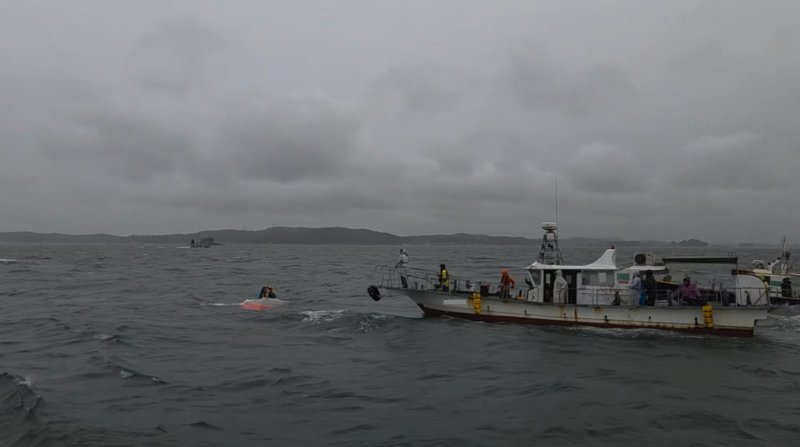 [보령=뉴시스] 28일 오전 11시1분께 충남 보령 하목도 남서쪽 0.55㎞ 바다에서 5명이 탄 1.88t 레저카지노 바카라가 뒤집혀 민간 어선이 구조에 나서고 있다. (사진=보령해양경찰서 제공) 2025.09.28. photo@newsis.com *재판매 및 DB 금지