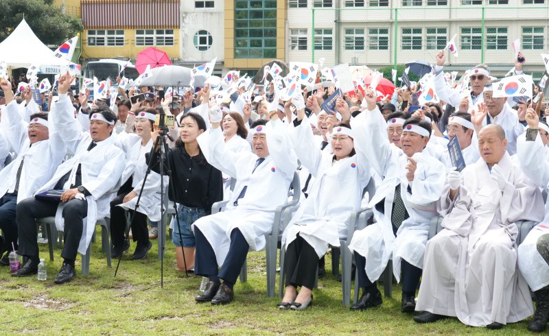[제주=뉴시스] 28일 오전 서귀포시 중문중학교 운동장에서 107주기 무오법정사 신규 바카라사이트 기념식이 열리고 있다. (사진=제주도 제공) 2025.09.28. photo@newsis.com *재판매 및 DB 금지