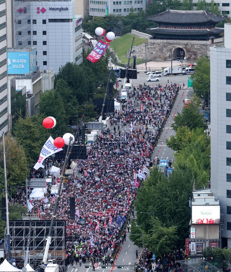 [바카라사이트 벳페어=뉴시스] 추상철 기자 = 28일 바카라사이트 벳페어 중구 대한문 앞에서 국민의힘 주최 '사법파괴 입법독재 국민 규탄대회' 가 열리고 있다. 2025.09.28. scchoo@newsis.com