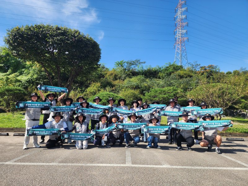 환경실천연합회 강원본부 메이저 바카라사이트 유니88벳지회가 지난 27일 메이저 바카라사이트 유니88벳시 동면 KCC아파트 앞 만천천부터 후평동 버스 종점까지 이어지는 구간에서 '제1회 환경정화 실천 캠페인'에 나섰다. (환경실천연합회 강원본부 춘천지회 제공. 재판매 및 DB금지) 2025.9.28/뉴스1