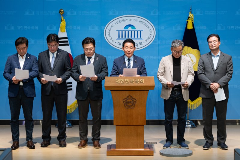 국회 국토교통위원회 더불어민주당 위원들이 28일 서울 여의도 국회 소통관에서 라이브바카라 국민의힘 의원 의원직 사퇴 촉구 기자회견을 하고 있다. 2025.9.28/뉴스1 ⓒ News1 유승관 기자