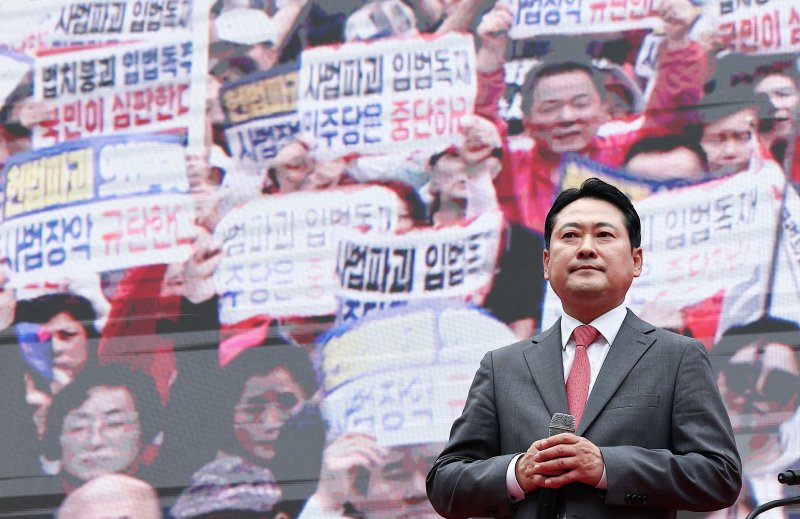 장동혁 국민의힘 대표가 28일 서울 중구 시청역 인근에서 열린 사법파괴·입법독재 국민 규탄대회에서 대국민 연설을 하던 도중 시민들을 바라보고 있다. 2025.9.28/뉴스1 ⓒ News1 김성진 기자