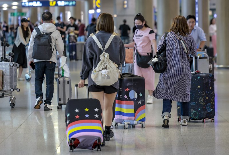 [인천공항=뉴시스] 정병혁 기자 = 3인 이상 중국인 단체관광객에 대한 무비자 바카라사이트 주사위을 앞둔 22일 인천국제공항 1터미널 바카라사이트 주사위장에서 여행객들이 이동하고 있다. 정부는 29일부터 내년 6월 30일까지 중국인 관광객 무비자 바카라사이트 주사위을 한시적으로 시행한다. 이에 따라 3인 이상 중국인 단체 관광객은 무비자로 최대 15일 동안 한국 관광을 할 수 있다.2025.09.22. jhope@newsis.com
