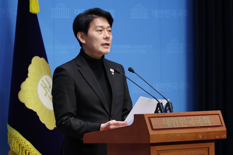 지난 2월 9일 한민수 더불어민주당 의원이 서울 여의도 국회 기자회견장에서 발언하는 모습. 뉴스1