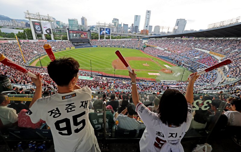 지난 7일 서울 잠실메이저 바카라 사이트장에서 열린 프로메이저 바카라 사이트 SSG 랜더스와 LG 트윈스의 경기가 만원 관중으로 가득 차 있다. 연합뉴스