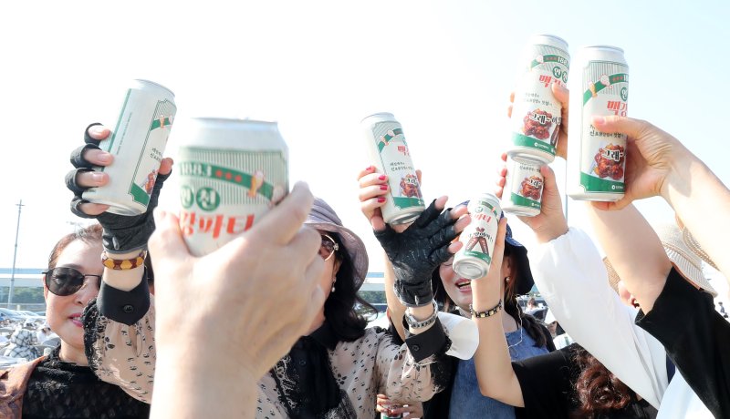 ‘제1회 1883인천 맥강 파티'에서 참석자들이 건배를 하고 있다. 뉴스1