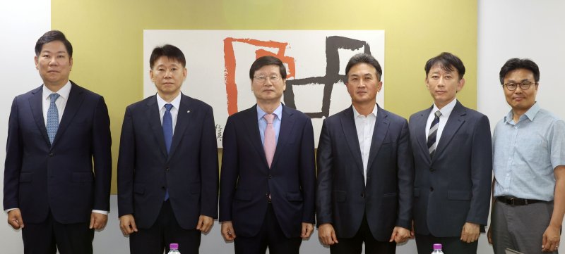 지난 26일 파이낸셜뉴스에서열린 한국민간금융개혁위원회 3차 회의에 앞서 참석자들이 기념촬영을 하고 있다. 왼쪽부터 황석진 동국대 국제정보보호대학원 교수, 이병목 한국은행 금융결제국장, 남주하 서강대 경제학과 명예교수(위원장), 황세운 자본시장연구원 선임연구위원, 김용태 법무법인화우 디지털금융센터장, 이정두 금융연구원 금융혁신연구실 선임연구위원 사진=서동일 기자