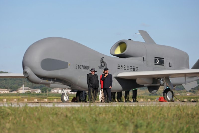 북한 노동당 기관지 노동신문은 지난 19일 북한 김정은 위원장이 전날 무인항공기술연합체 산하 연구소와 기업소를 방문해 무인 무장 장비의 성능시험을 지도했다고 보도했다. 노동신문 캡처