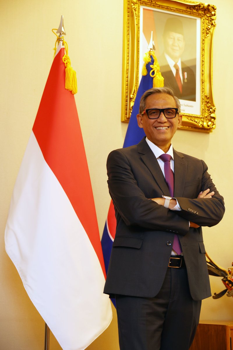 체쳅 헤라완 주한 인도네시아 대사가 지난 18일 서울 여의도에 위치한 주한 인도네시아 대사관에서 파이낸셜뉴스와의 인터뷰에 앞서 기념사진을 촬영하고 있다. 사진=서동일 기자