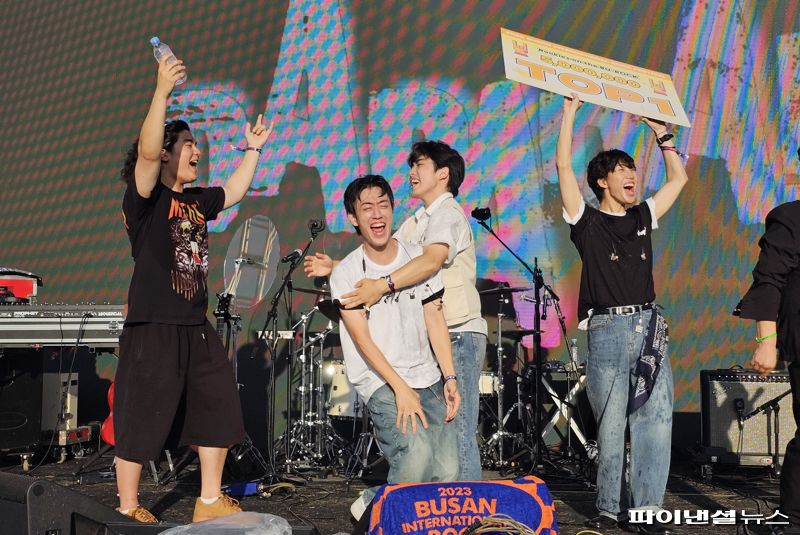 2025 루키즈 온 더 부락 대회 우승을 차지한 밴드 다다다가 수상 직후 기쁨을 만끽하고 있다. 사진=변옥환 기자