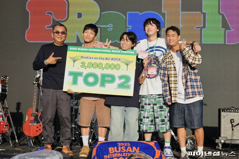 2025 루키즈 온 더 부락 대회 준우승을 차지한 밴드 프랭클리가 수상 직후 기념촬영하고 있다. 사진=변옥환 기자