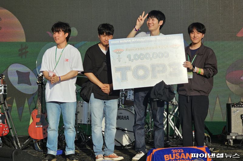 2025 루키즈 온 더 부락 대회 3위를 차지한 밴드 까치산이 수상 직후 기념촬영하고 있다. 사진=변옥환 기자