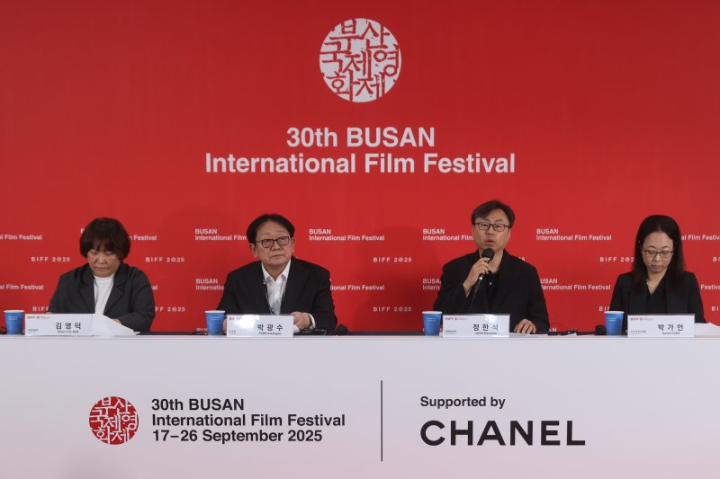 부산국제영화제 정한석 집행위원장(왼쪽 세번째)이 지난 26일 오전 부산 영화의전당에서 열린 '제30회 부산국제영화제 결산 기자회견'에서 인사말을 전하고 있다. 연합뉴스