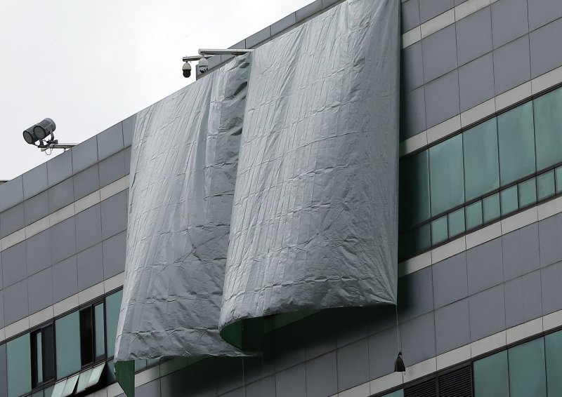 28일 오전 화재가 발생했던 대전 유성구 국가정보자원관리원 화재현장이 아침 내린 많은 양의 비로 인해 대형 방수포로 가려져 있다. 전산 자원을 통합 관리하는 행정안전부 산하 국가정보자원관리원에서 지난 26일 오후 배터리 교체 작업 중 화재가 발생, 정부 온라인 서비스 70개가 마비됐다. 2025.9.28/뉴스1 ⓒ News1 김진환 기자