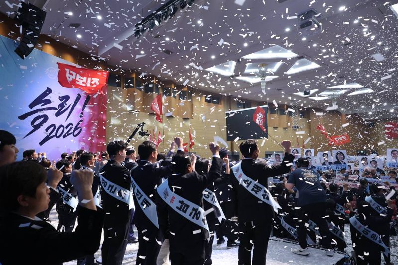 진보당이 28일 고양 킨텍스에서 정기 당대회에 이어 '2026 지방선거 승리 결의대회'를 가진 가운데 출마가 확정된 당원 약 200명이 단상에 올라 결의를 다지고 있다. 진보당 제공