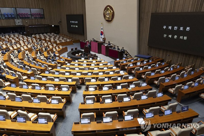 필리버스터 계속된 일요일의 국회 본회의장 (출처=연합뉴스)