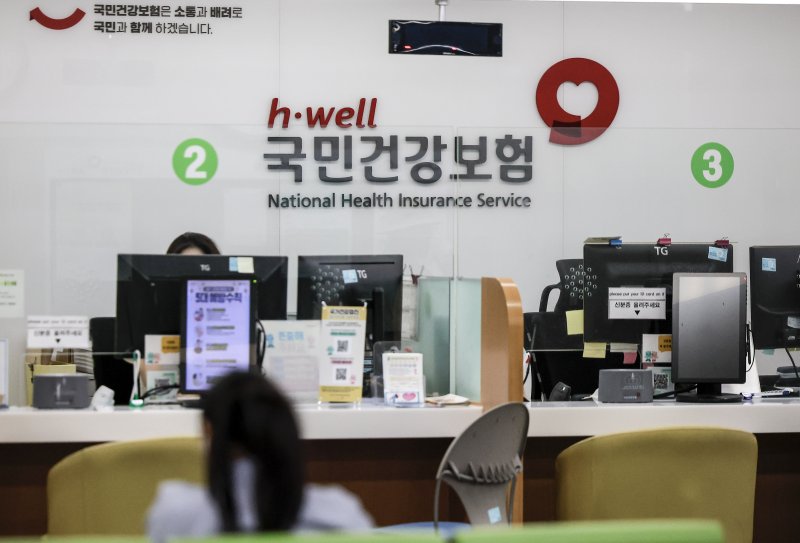 [서울=뉴시스] 정병혁 기자 = 서울시내 국민건강보험바카라사이트 정보을 찾은 시민들이 업무를 보고 있다. 2025.08.29. jhope@newsis.com