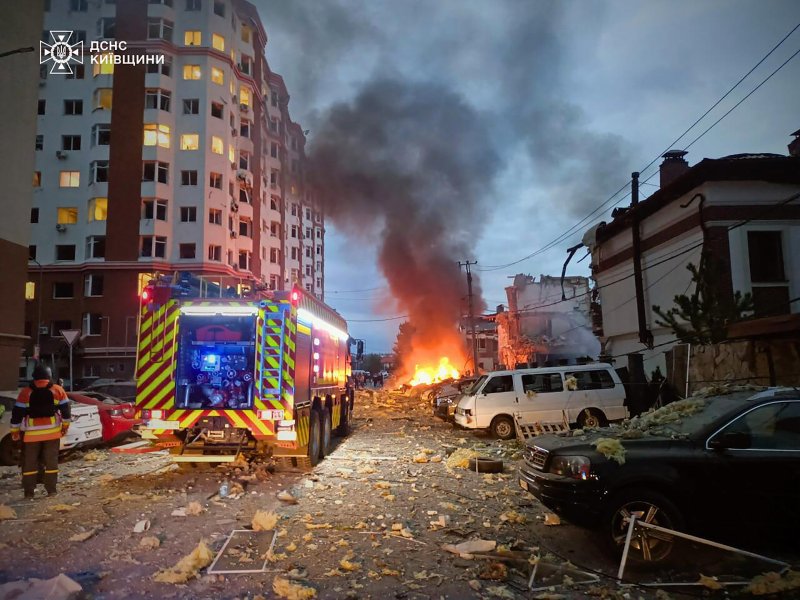 28일(현지시간) 러시아군의 공습을 받은 우크라이나 수도 키이우 교외 인근에서 구조대원들이 파괴된 주거 지역에서 수색 작업을 하고 있다.UPI연합뉴스