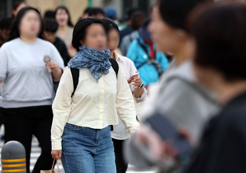 [서울=카지노사이트 바카라사이트] 홍효식 기자 = 카지노사이트 바카라사이트가 벌어지며 선선한 가을 날씨를 보인 22일 오전 서울 종로구 광화문 네거리에서 한 시민이 머플러를 두른 채 출근길 발걸음을 재촉하고 있다. 2025.09.22. yesphoto@newsis.com