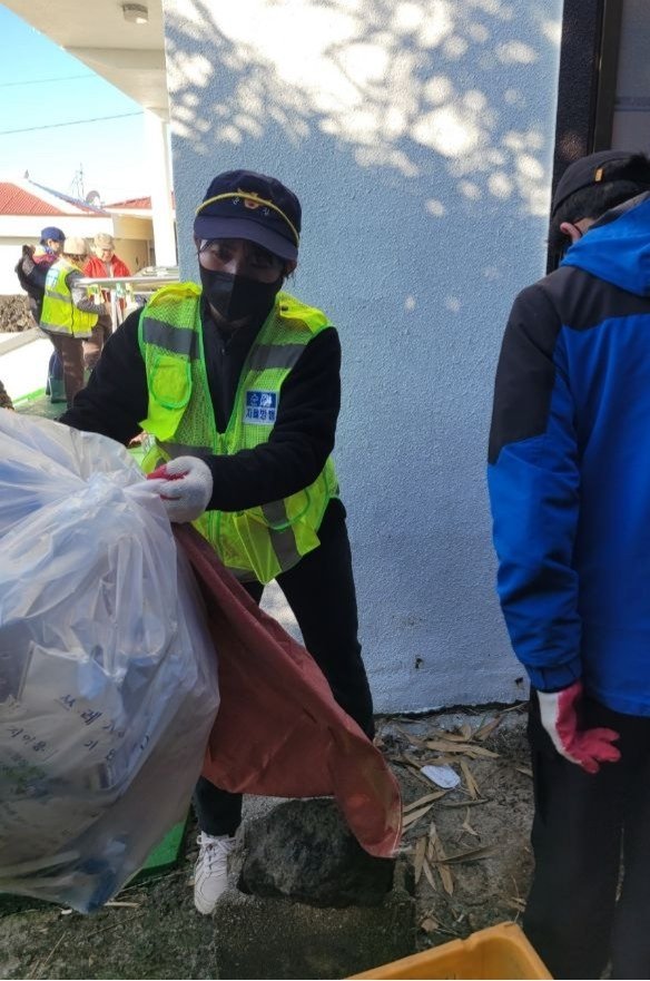 봉사활동하는 론다비씨 (출처=연합뉴스)