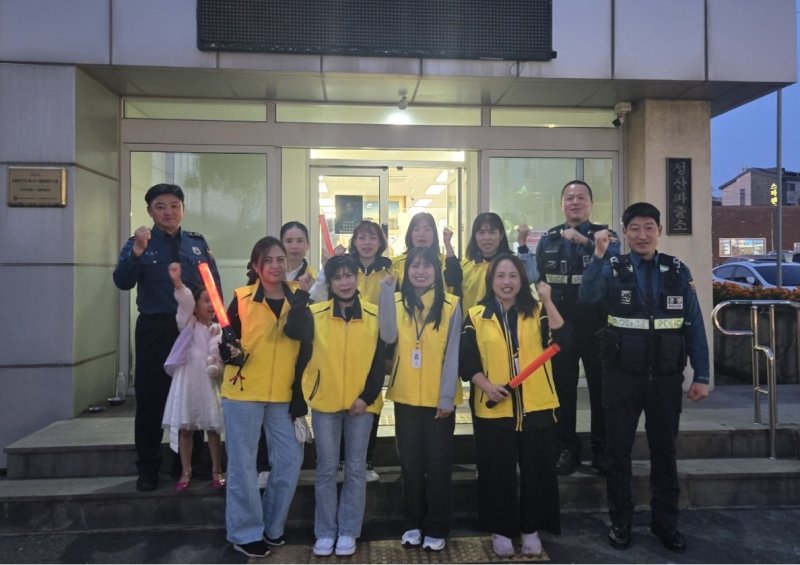 성산파출소 다문화자율방범대 활동을 하는 론다비씨 (출처=연합뉴스)