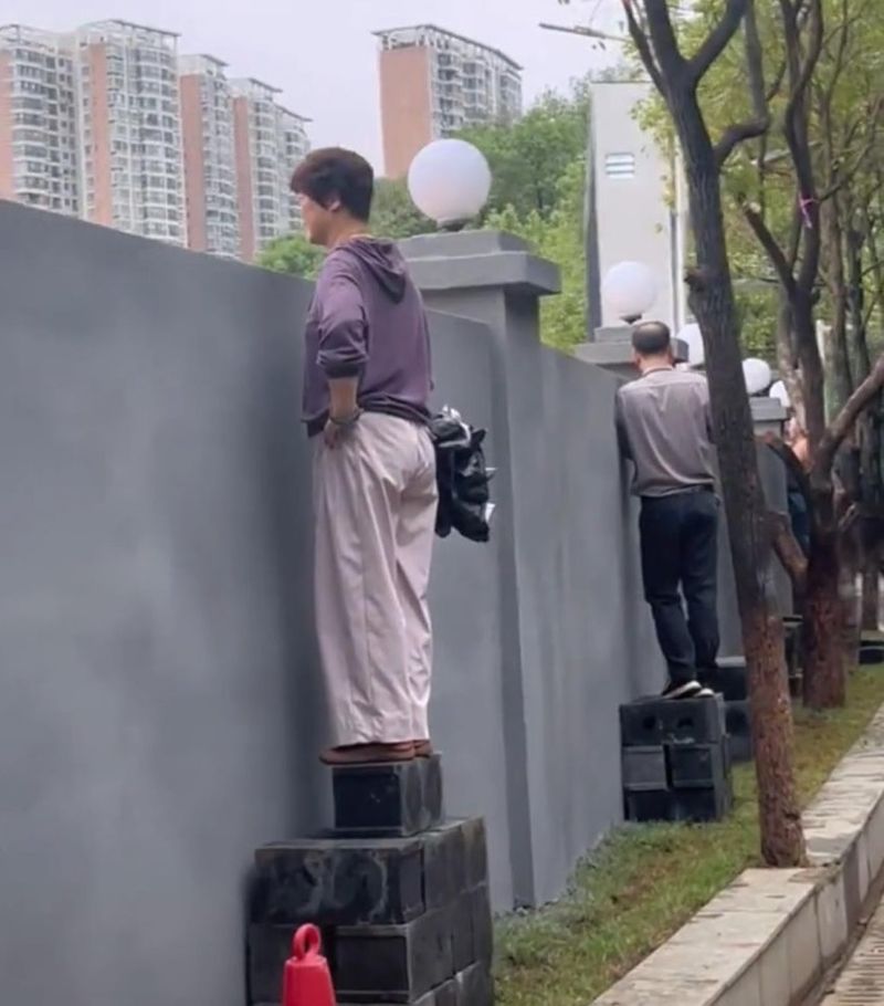 '나뭇가지석' 이어 벽돌 위 올라가 보는 '벽돌석'..中축구협, 무슨 일?