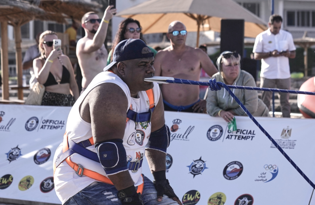 치아로 '700t' 선박 끌어낸 괴력의 이집트 레슬러