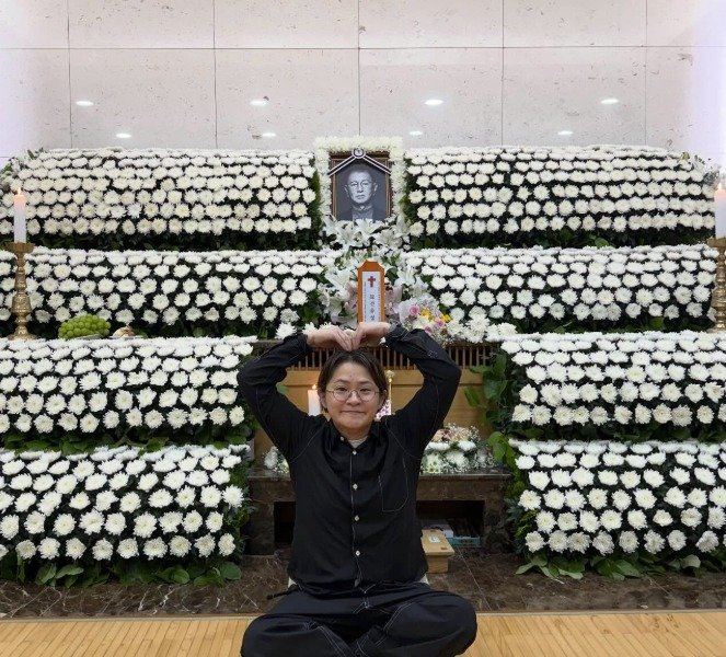 김신영, 故 전유성 영정 앞에서 미소 "이젠 씩씩하게" [N샷]