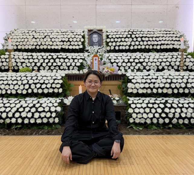 김신영, 故 전유성 영정 앞에서 미소 "이젠 씩씩하게" [N샷]