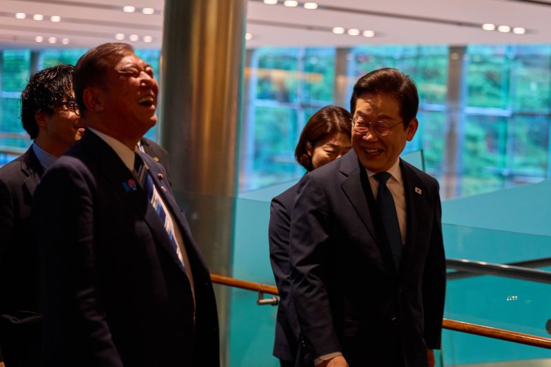 이재명 대통령과 이시바 시게루 일본 총리가 8월 23일 일본 도쿄 총리 관저에서 회담을 갖기 위해 발걸음을 옮기고 있다. (이재명 대통령 SNS. 재판매 및 DB금지) 2025.8.25/뉴스1 ⓒ News1 이재명 기자