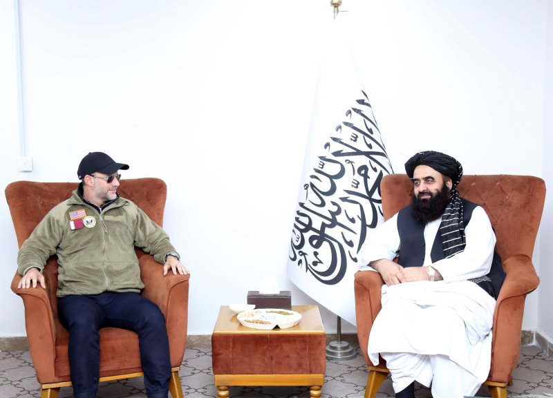 28일(현지시간) 미국의 애덤 보엘러 인질 특사(왼쪽)가 아프가니스탄 카불의 외교부 청사에서 아미르 칸 무타키 탈레반 외무장관과 대화하고 있다.UPI연합뉴스