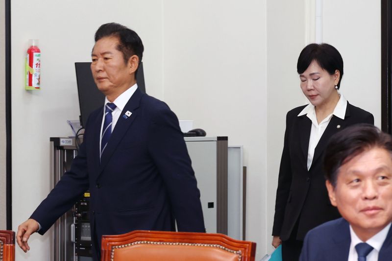 더불어민주당 정청래 대표가 29일 국회에서 열린 최고위원회의에 참석하고 있다. 사진=서동일 기자